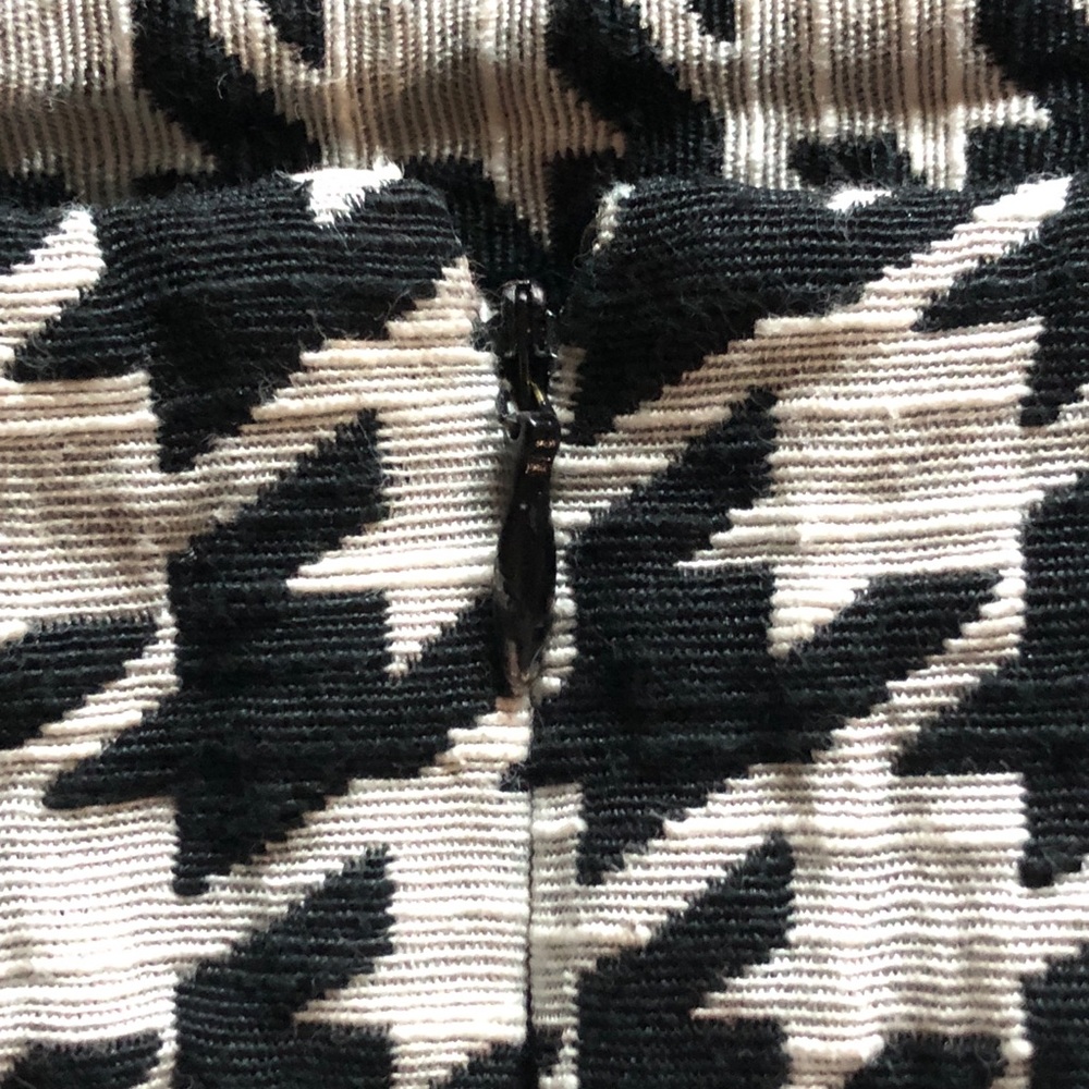 Ann Taylor Houndstooth patterned pencil skirt 2 - Picture 6 of 8